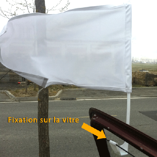 Drapeaux de vitre automobiles à personnaliser chez Autosignalétique Drapeau de vitre vierge en situation