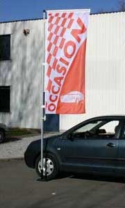 Kit mât et drapeau complet en vente chez Autosignalétique avec tarifs dégressifs Kit mat et drapeau occasion rouge à damiers 4 m en situation