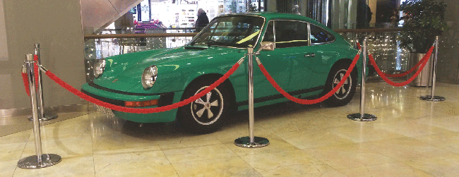 poteaux de balisage en vente chez Autosignalétique Poteaux de balisage utilisés pour l'exposition d'un véhicule en vente chez Autosignalétique