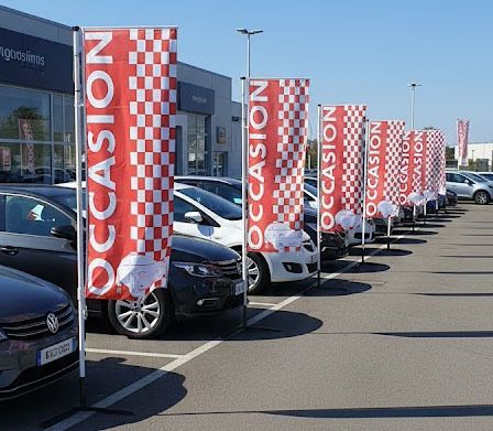 Kits mâts et drapeaux OCCASION installés sur parc véhicules concession automobile extérieur