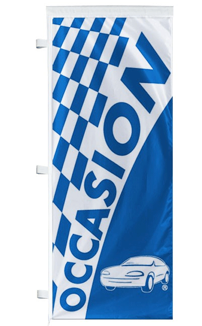 Drapeau OCCASION damier bleu format XXL 250x100 cm ondulant sur mât télescopique 6 mètres dans grand parc automobile