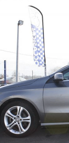 Drapeau OCCASION Voileline bleu forme voile courbe concave élégante ondulation fluide parc automobile concession moderne signalétique