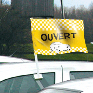 Drapeau ouvert jaune de vitre automobile