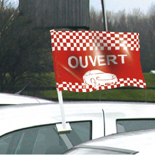 Drapeau ouvert rouge de vitre automobile