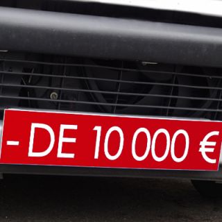 Cache plaque d'immatriculation rouge avantage - de 10000 €