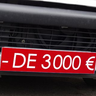 Cache plaque d'immatriculation avantage rouge - de 3000 €