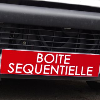Cache plaque d'immatriculation avantage rouge Boite Sequentielle