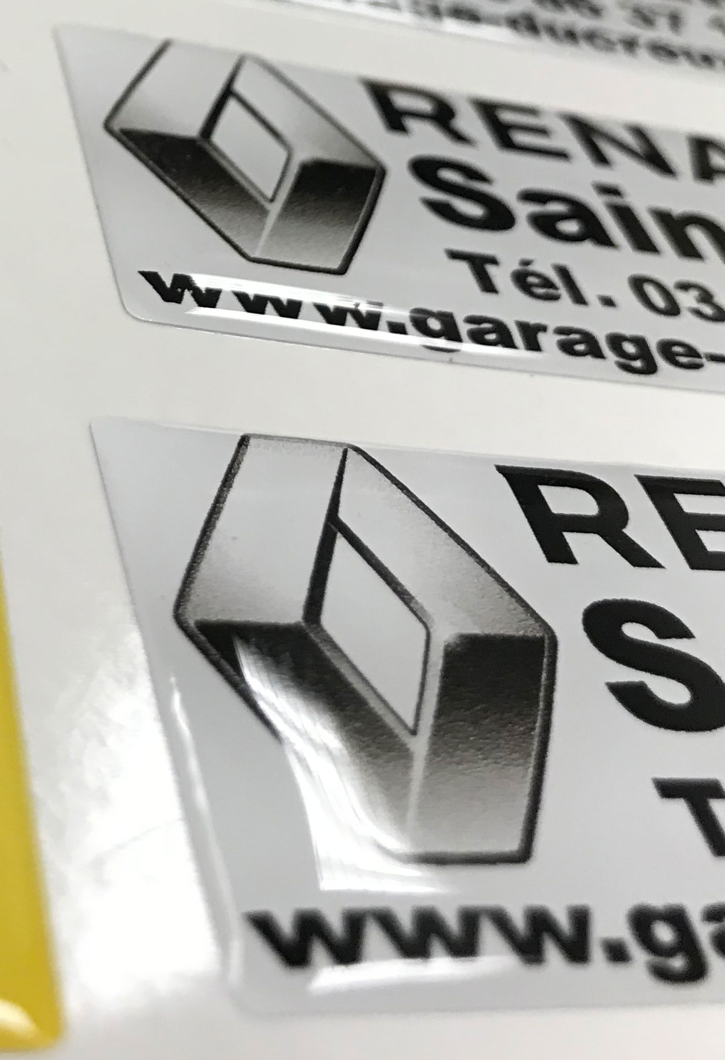 Autocollant 80 x 30 mm avec résine domée les 25 exemplaires - Autosignaletique