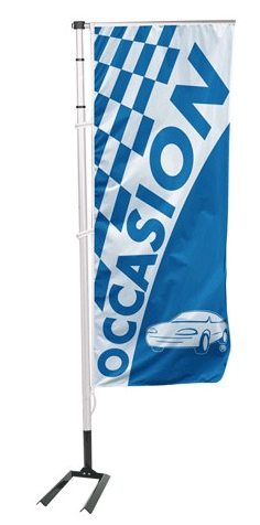 Drapeau occasion bleu monté sur un mât télescopique