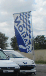 drapeau occasion à damiers en place sur parc auto